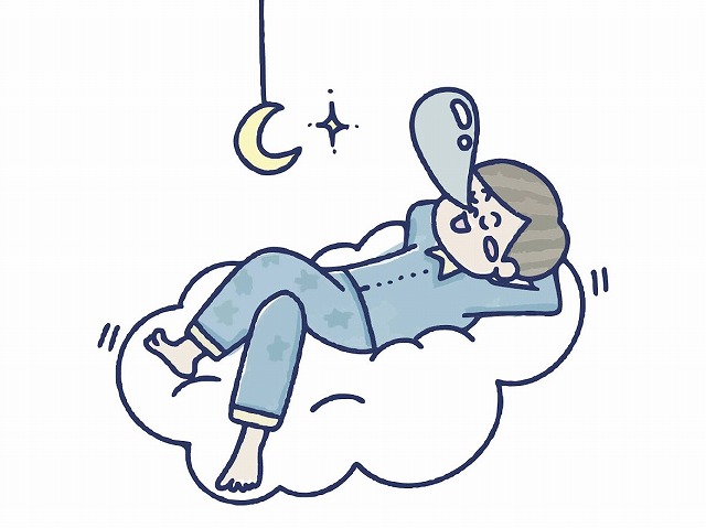 雲の上で眠る男性