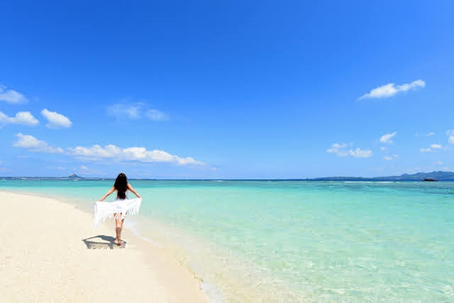 海辺にたたずむ女性